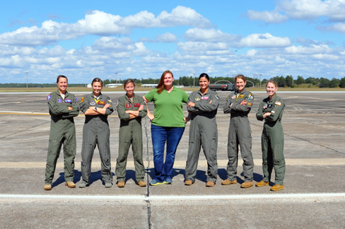 米空軍、女性戦闘機パイロットが改良型耐Gスーツをテスト – 旅行業界